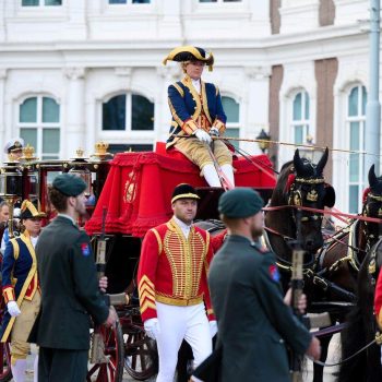 Man rijdt de koets met het koninglijk paar tijdens Prinsjesdag