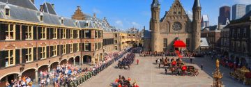 De gouden koets arriveert op het binnenhof Den Haag