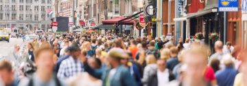 Drukke winkelstraat Damrak Amsterdam
