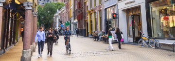 Mensen in een winkelstraat in Groningen