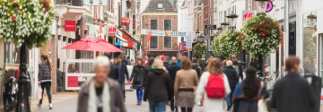 Mensen in een winkelstraat in Utrecht