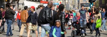 Mensen lopen in Amsterdam op straat