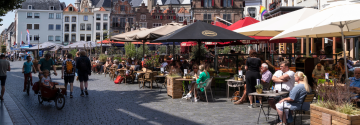 Mensen op een terras in Nijmegen