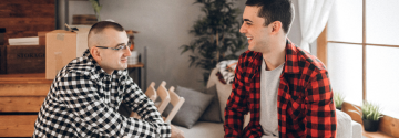 Twee mannen met elkaar in gesprek
