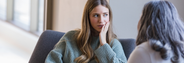 Twee vrouwen met elkaar in gesprek