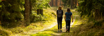 Twee vrouwen wandelen door het bos