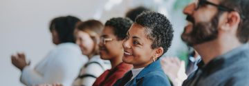 Mensen bij een congres over mentale gezondheid