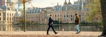 Mensen lopen door binnenplaats Den Haag