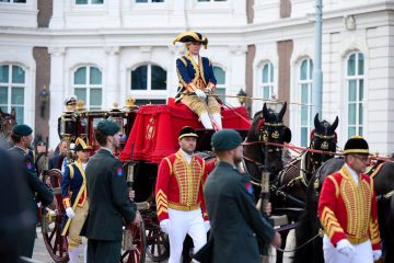 Man rijdt de koets met het koninglijk paar tijdens Prinsjesdag