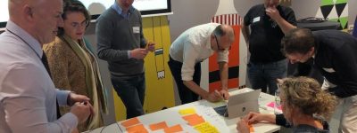 Groep mensen schijven op post its