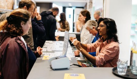 Mensen achter de receptie bij een bijeenkomst