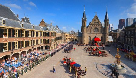 De gouden koets arriveert op het binnenhof Den Haag