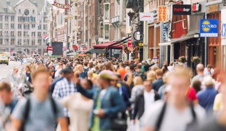 Drukke winkelstraat Damrak Amsterdam