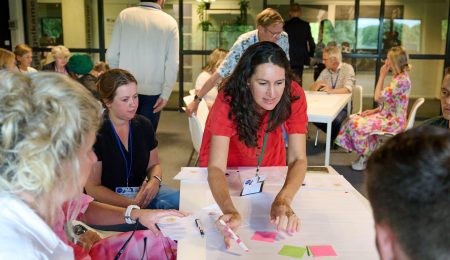 Groep mensen deelt kennis met elkaar tijdens interactieve sessie