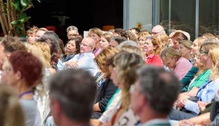 Groep mensen kijken en luisteren aandachtig