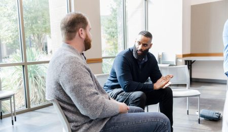 Man in gesprek met psycholoog
