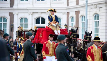 Man rijdt de koets met het koninglijk paar tijdens Prinsjesdag
