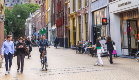Mensen in een winkelstraat in Groningen