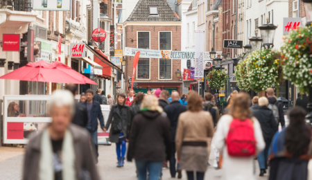 Mensen in een winkelstraat in Utrecht