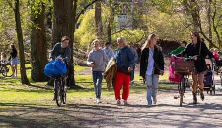 Mensen lopen en fietsen door vondelpark