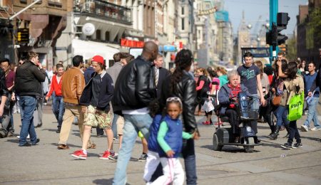 Mensen lopen in Amsterdam op straat
