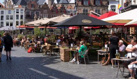 Mensen op een terras in Nijmegen