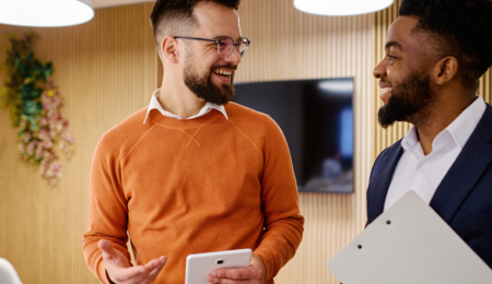 Twee mannen in gesprek