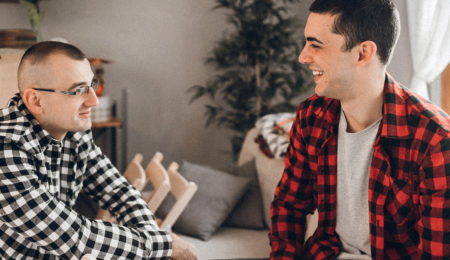 Twee mannen met elkaar in gesprek