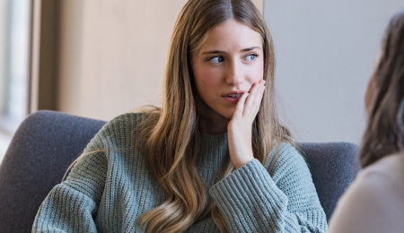 Twee vrouwen met elkaar in gesprek