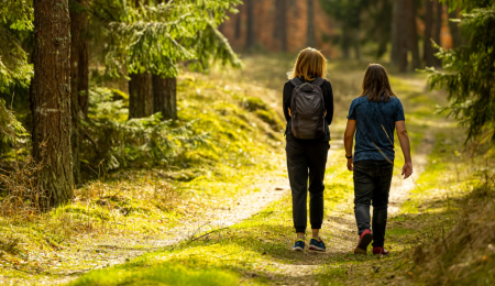 Twee vrouwen wandelen door het bos
