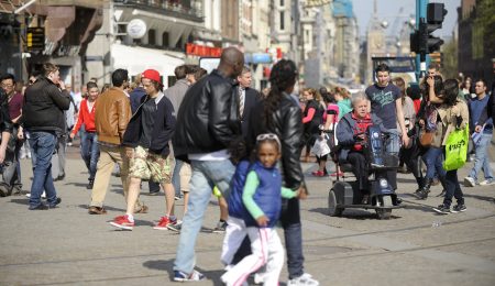 Mensen lopen op straat in Amsterdam