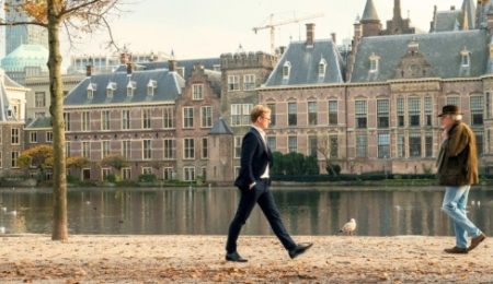 Mensen lopen door binnenplaats Den Haag