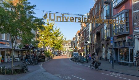 Straatbeeld Voorstraat in Utrecht