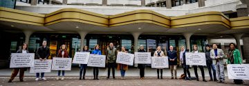 Ouders jongeren en hulpverleners voeren actie bij Tweede Kamer voor betere jeugdzorg