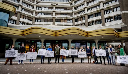 Ouders jongeren en hulpverleners voeren actie bij Tweede Kamer voor betere jeugdzorg