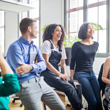 Lachende mensen op de werkvloer