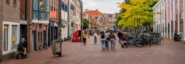 Mensen lopen door een binnenstad