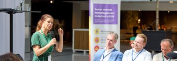 Lisa Westerveld bespreekt een stelling tijdens het Kenniscongres