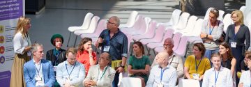 Publiek bespreekt de stellingen tijdens lagerhuisdebat