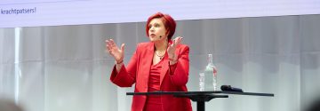 Ruth Peetoom houdt toepsraak tijdens het Kenniscongres van de N Lggz