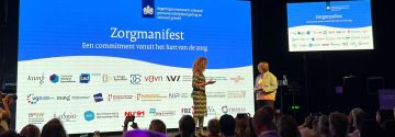 Spreker op podium bijeenkomst Zorgmanifest