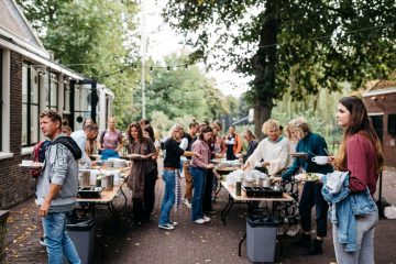 Groep mensen praten en eten buiten