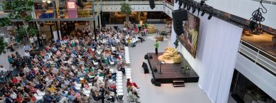 Gevulde zaal tijdens toespraak Teun Toebes