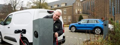 Marcel Kramer Elektrotechnisch specialist bij GGZ NHN laadt zijn elektrische auto