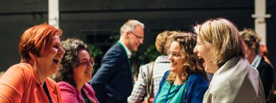 Groep mensen staan samen en lachen