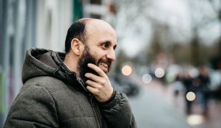 Foto van lachende Khalid
