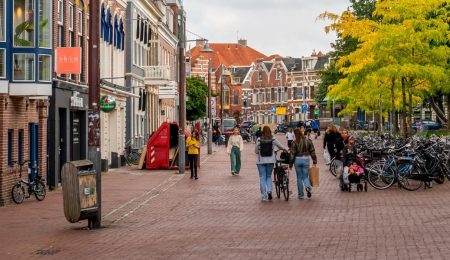 Mensen lopen door een binnenstad