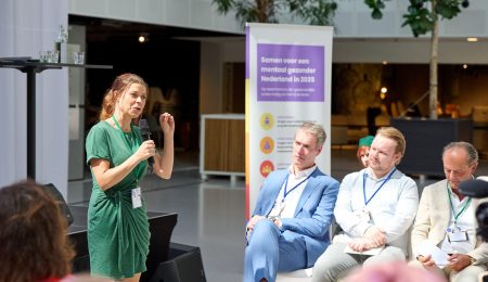 Lisa Westerveld bespreekt een stelling tijdens het Kenniscongres