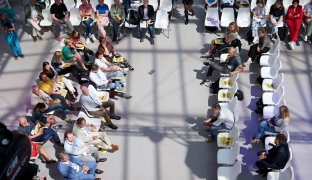 Publiek luisters bij het lagerhuisdebat