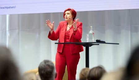 Ruth Peetoom houdt toepsraak tijdens het Kenniscongres van de N Lggz
